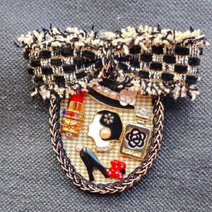 Elegant Black and Gold Brooch with Bow